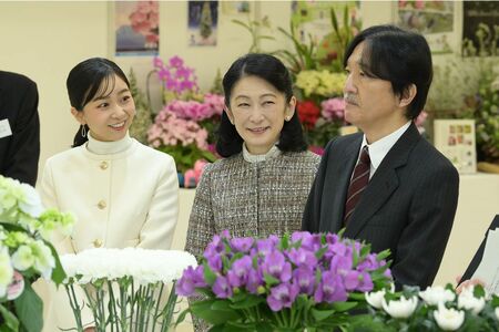 「第74回関東東海花の展覧会」を鑑賞する、秋篠宮ご一家。3人での訪問は今回で4度目(2026年1月30日)