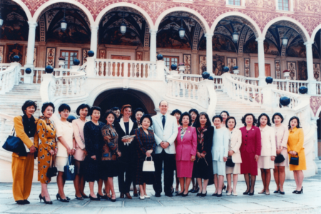 「ムースの会」会員たちと研修旅行の記念撮影