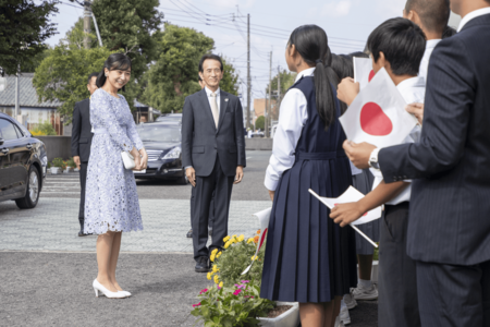 10/16鹿児島入り、肝付町役場前では横断幕が掲げられ、地元中学生ともお話をされた佳子さま（撮影／JMPA）