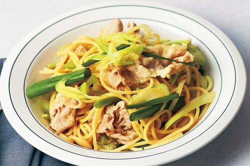 豚しゃぶと長ねぎのカレーパスタ　写真／鈴木泰介