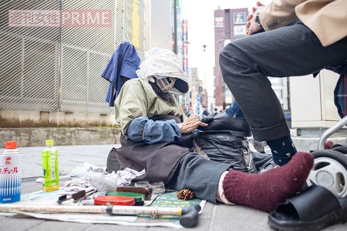 指先を使い、細かいところまで丁寧に作業する