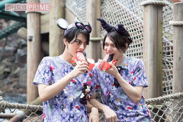 ギョウザドッグがハートの女王風のツートーンカラーに。ノーチラスギャレーにて1個550円。「この顔で食べてるところ撮って！」（中尾）、「SNS映えしそうな色だね」（崎山）撮影／廣瀬靖士(c)Disney