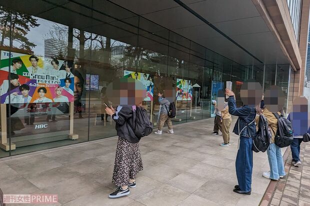 HBC北海道放送でポスターを撮影するSnowManファン