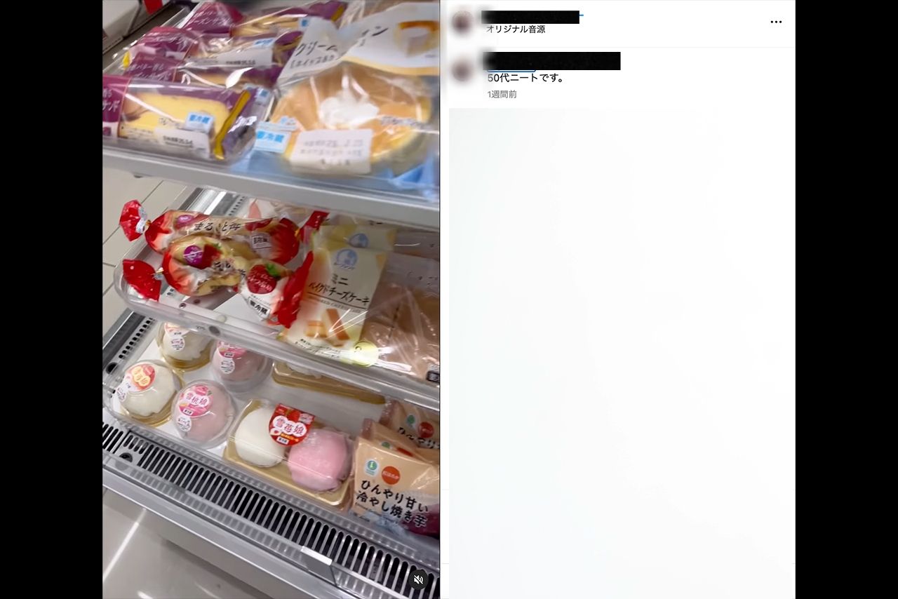 握り潰した「まるごと苺」を商品棚に戻す投稿主（Instagramより）