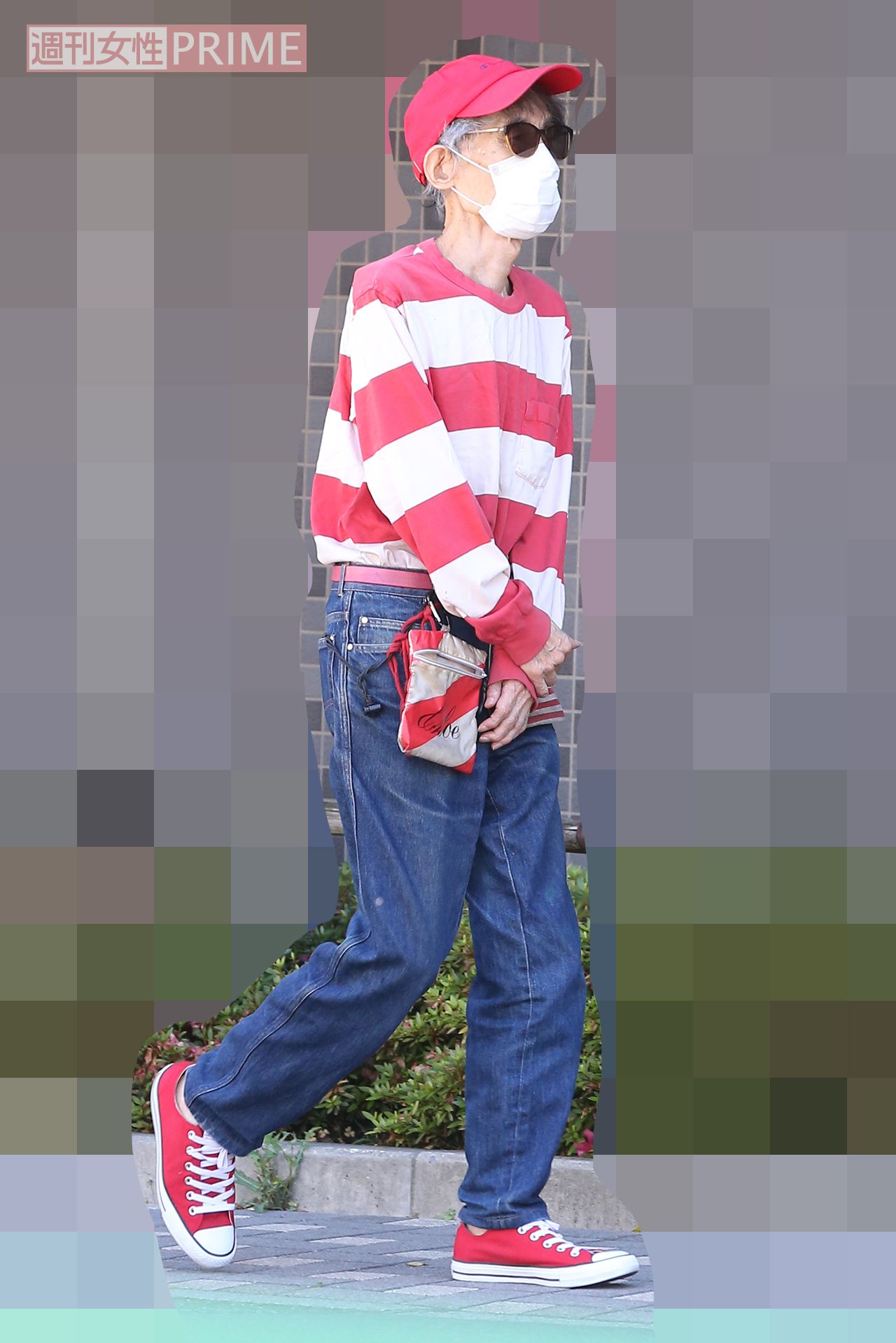 6月上旬、外出する楳図かずお。足取りは軽やかで元気そうだ