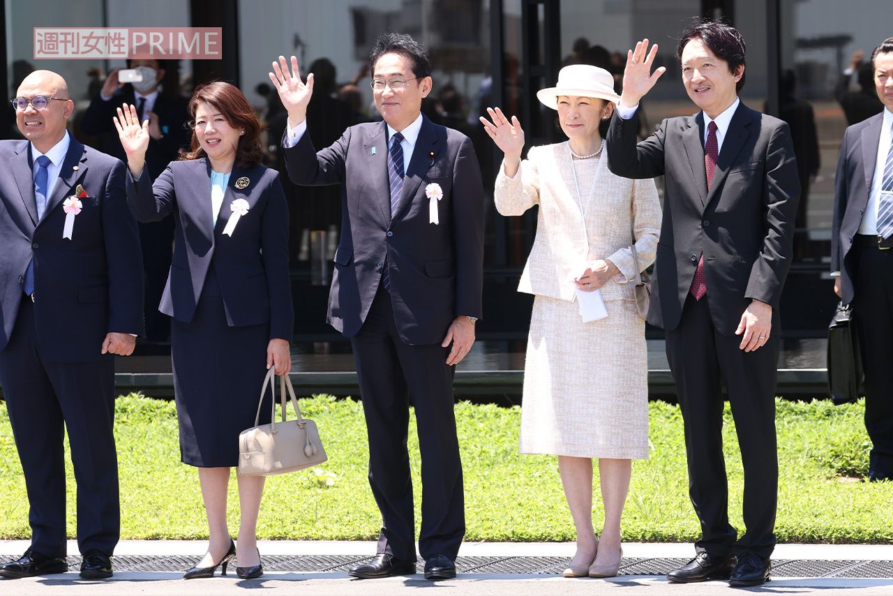 2023年6月、東京国際空港で天皇皇后両陛下をお見送りする秋篠宮殿下と紀子様に並ぶ、岸田文雄首相と裕子夫人