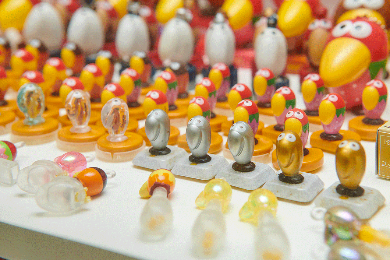 森永製菓のチョコボールのキャラクター、キョロちゃんがズラリ。隣には、おもちゃのカンヅメも