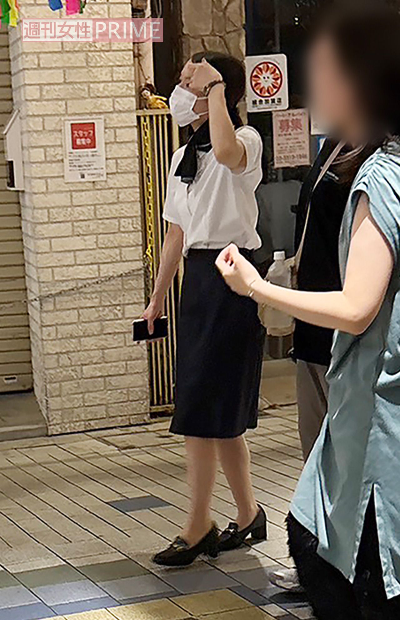 2025年8月、阿佐ヶ谷の七夕まつりで、「ひらやすみのヒデキ」を模した“はりぼて”を撮影して現場に戻る吉岡里帆