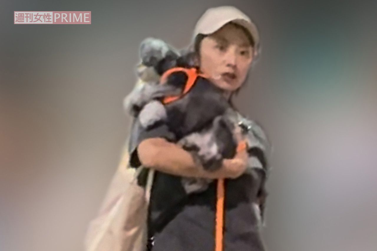 愛犬を抱っこする小池栄子（2024年9月）