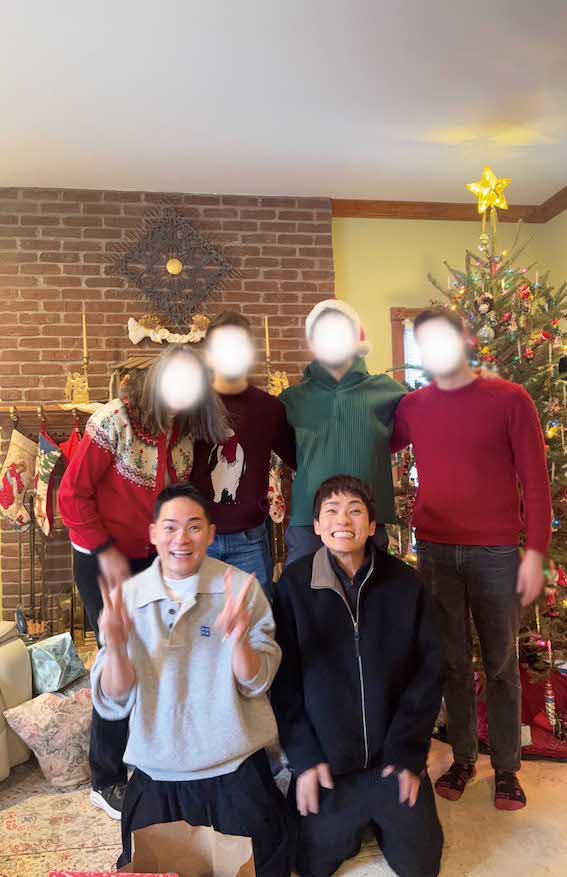 パートナーの家族たちと。右から2番目が深海さんのパートナー