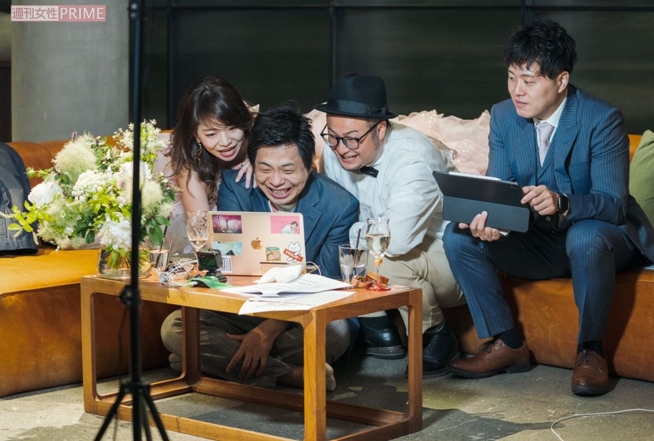 画面の奥にいる出席者と会話する藤田夫妻ら　（『バンビーノ』藤田裕樹のオンライン結婚式の様子）