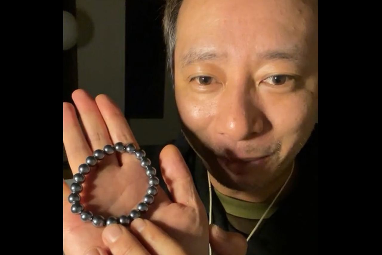 インスタライブでパワーストーンを販売するいしだ壱成