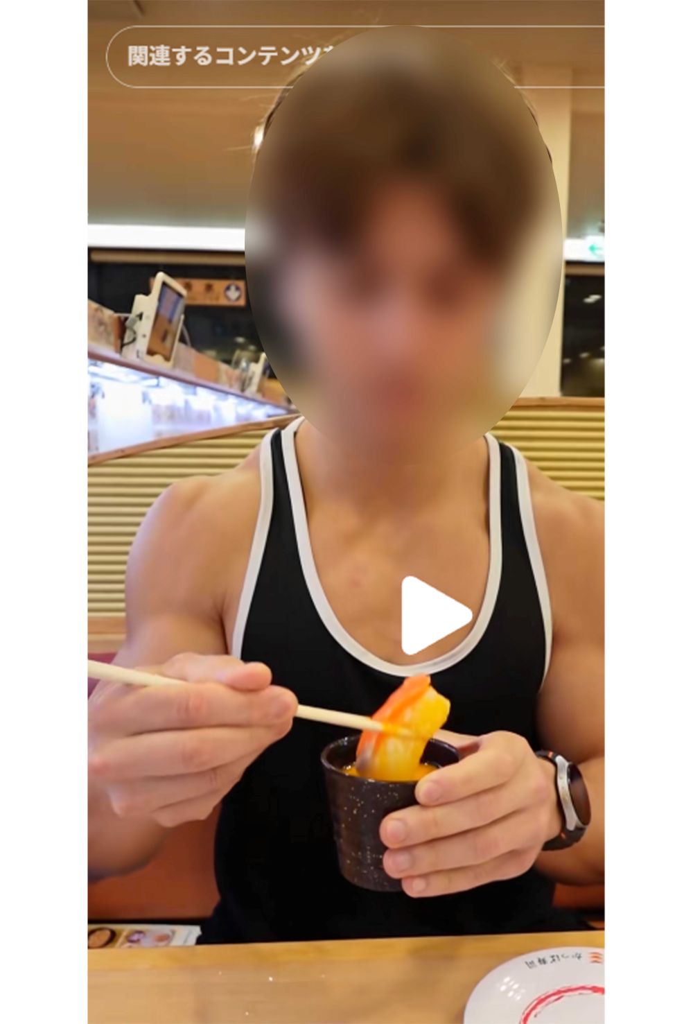 『かっぱ寿司』に生卵を持ち込む外国人男性（本人TikTokより）
