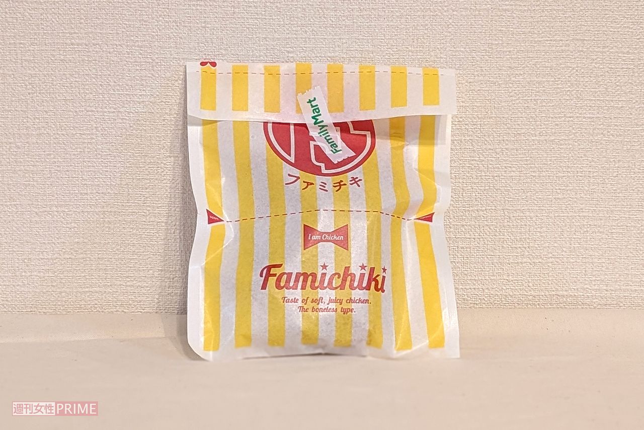 ファミリーマート「ファミチキ（骨なし）」230円（税込248円）　撮影／編集部