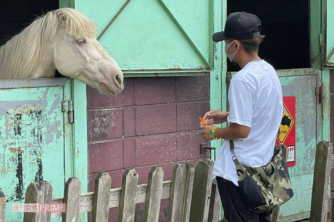 女性と牧場デートを楽しんでいた大野智