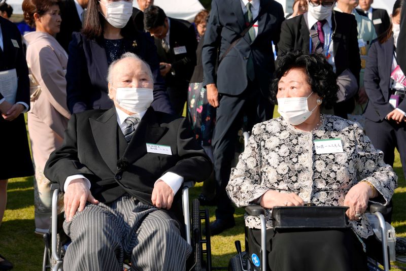 2023年秋の園遊会に参加した加藤一二三さんご夫妻