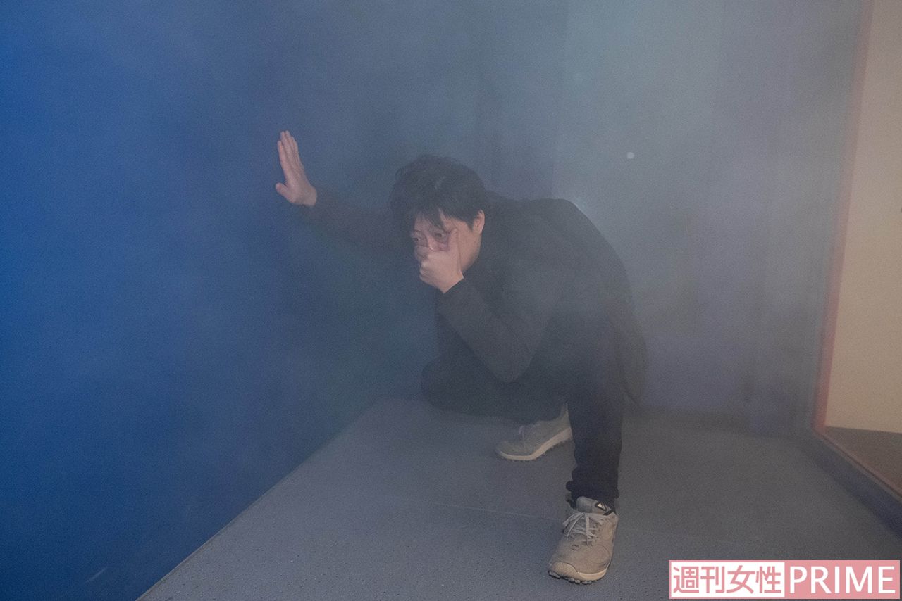 煙の特性や危険性を知ることができる煙体験コーナー。天井を伝い流れる煙の中、姿勢を低くして壁を手で伝いながら暗室を移動する　撮影／渡邉智裕