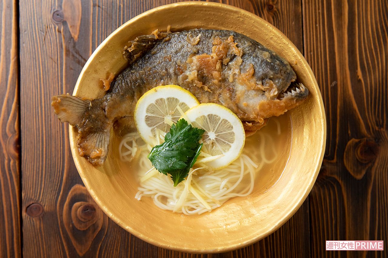 トッピング付きのピラニアラーメン。お値段1杯5500円！