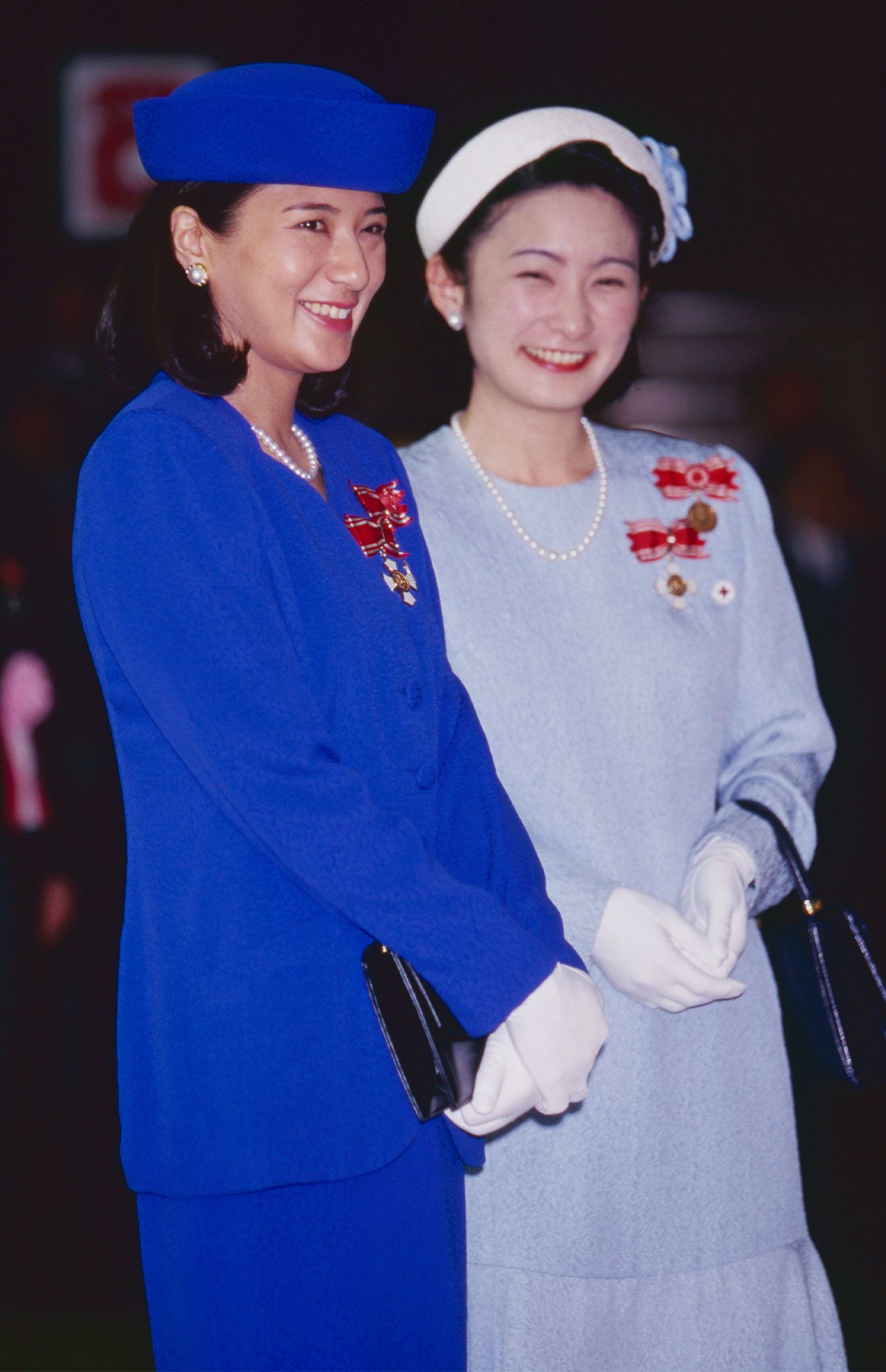 鮮やかな色と淡い色を対象的に着こなされる雅子さまと紀子さま。平成10（1998）年5月