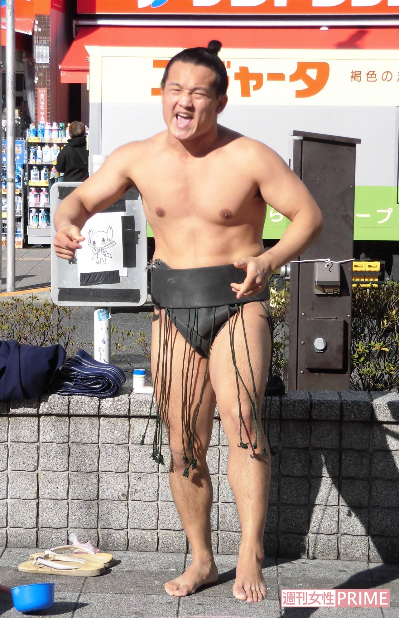 東京・高円寺の路上でパフォーマンスをする、ごっちゃんこさん