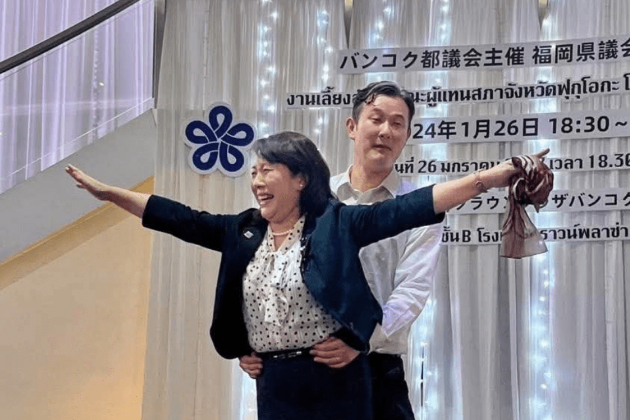 バンコクで開かれた送別宴でタイタニックごっこする福岡県議員たち（センキョタイムズWEBより）