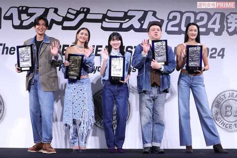 『第41回ベストジーニスト2024』の授賞式に出席した、左から目黒蓮、池田美優、永野芽郁、野生爆弾・くっきー！、冨永愛