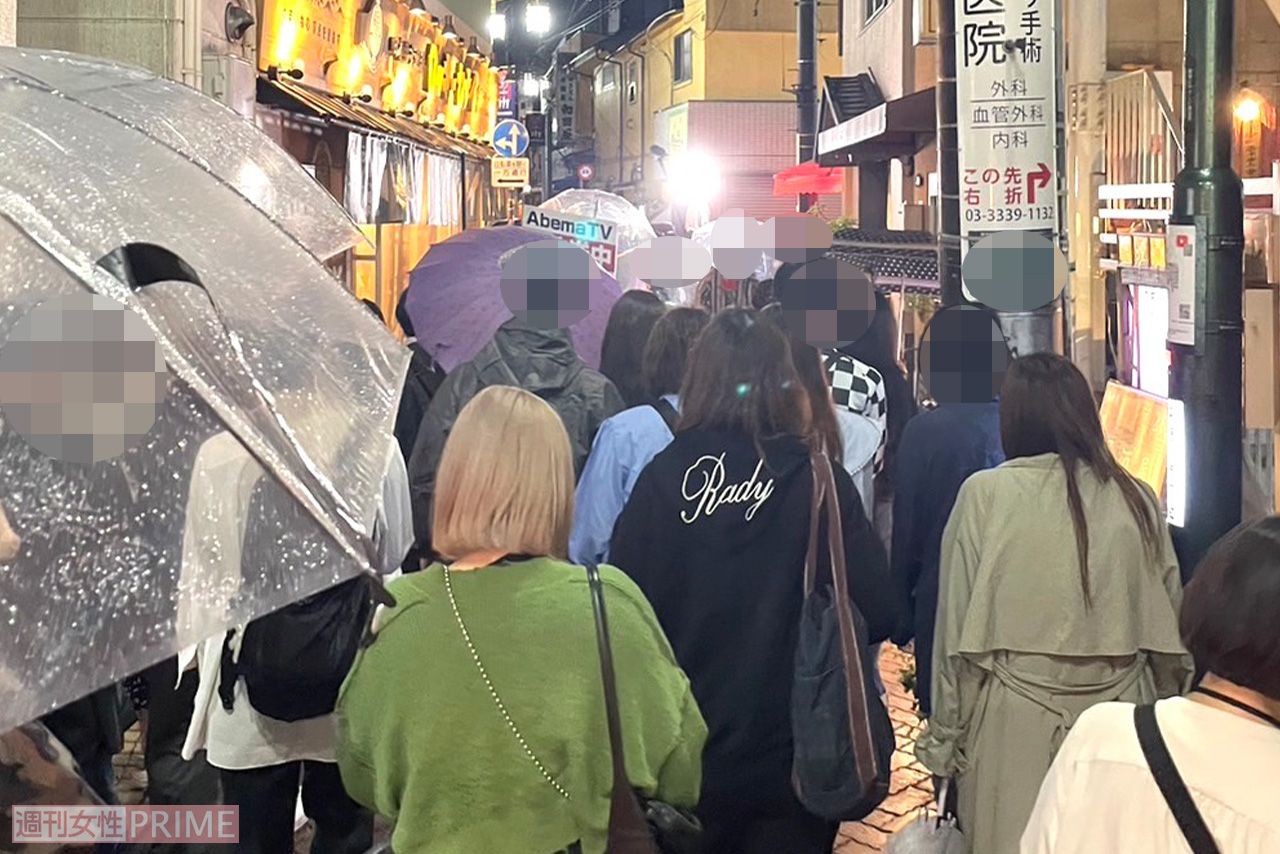 新しい地図のロケを一目見ようと殺到する人たち