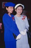 鮮やかな色と淡い色を対象的に着こなされる雅子さまと紀子さま。平成10(1998)年5月/JMPA