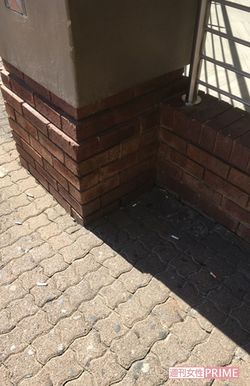 南アフリカのショッピングモールにて。あちこちにたばこのポイ捨てが