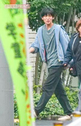 2025年10月下旬、休憩中もスタッフと笑顔で言葉を交わしていた目黒蓮。そんな彼の姿に、現場も和んでいた