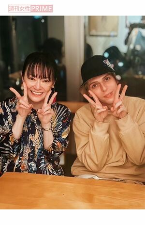 2023年5月、食事に行った際にツーショットの写真を撮影した遠野なぎこさん（左）と小原ブラス（右）