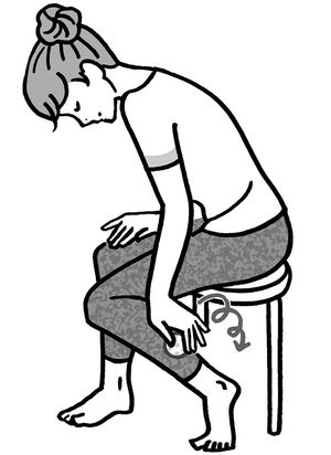 《POINT》「ふくらはぎをほぐすと、全身が温まってきますよ。またむくんでいるからと水分をとらないのは逆効果。血液がドロドロになりより血行不良に。水分はこまめにとって」