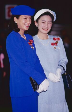 鮮やかな色と淡い色を対象的に着こなされる雅子さまと紀子さま。平成10（1998）年5月/JMPA
