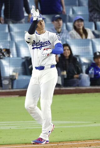 205年6月20日、報復の死球を受けて乱闘寸前も味方を落ち着かせた大谷翔平（共同通信）