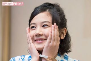 質問のたびに「えー、うーん」と頰を覆う姿は相変わらず愛嬌たっぷり