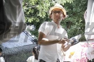 長谷川京子、手作りバッグを必死で手売り