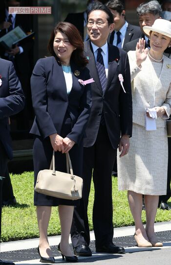 2023年6月、東京国際空港で天皇皇后両陛下をお見送りする紀子様より、一歩前に出る岸田文雄首相と裕子夫人