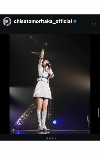 ミニスカートにニーハイを合わせる衣装スタイルの森高千里（本人のインスタグラムより）