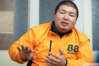 「同じ家畜でも牛や豚のように名前を呼んだり、懐いたりなんて当然ないんです。でも、ツンデレ、いやツンしかないけど、いくら刺されてもやっぱ可愛いんすよねぇ（笑）」と栄太さん　撮影／伊藤和幸