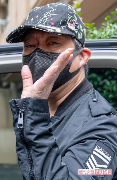 タクシーに乗り込む際、記者の質問に応じなかったことに“ごめん”というジェスチャーをする中村福助（'21年9月）