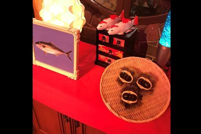 こだわりのダジャレグッズ。“逃げ恥”とのコラボでは魚のヒラマサ、３つの栗、タンスの上に鯉の置物　（C）NHK