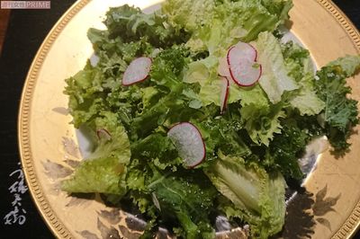 ビタミンたっぷりのケールを主役に、家にあった葉野菜もちぎってプラス。赤い皮がきれいなラディッシュのスライスを彩りにのせ、粉チーズの風味でいただきます。