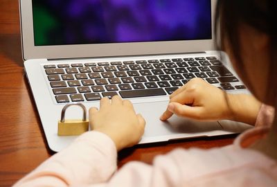 《新型コロナ自粛の闇》SNSでの被害児童数が過去最多、 今こそすべき4つの対策