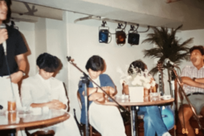 練習スタジオで、録音したバンドの音源を流していたアマチュア時代。「自信があったんでしょう」と杉山は苦笑いで振り返る