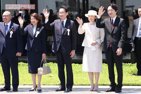 2023年6月、東京国際空港で天皇皇后両陛下をお見送りする秋篠宮殿下と紀子様に並ぶ、岸田文雄首相と裕子夫人