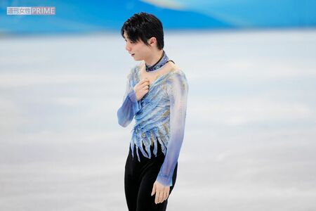 ショートの演技を終えた羽生結弦。ハマってしまった氷上の穴を見つめ、胸に手を当て悲しげな表情を浮かべる（JMPA代表撮影）
