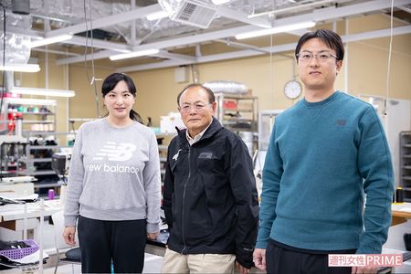 長女・由香里さん（左）と長男・修司さん（右）も父の背中を見ながら靴作りに励む　撮影／齋藤周造