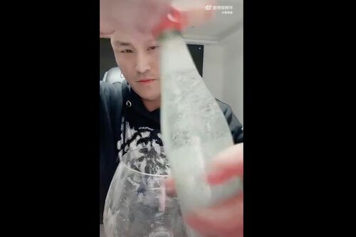 中国版TikTok『抖音』の生配信でアルコールを過剰摂取し、死亡した三千哥（サンチェングア）さん