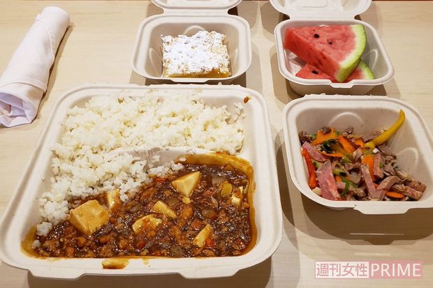 船内で配給されたメニューには奇妙な取り合わせも（@daxa_tw提供）