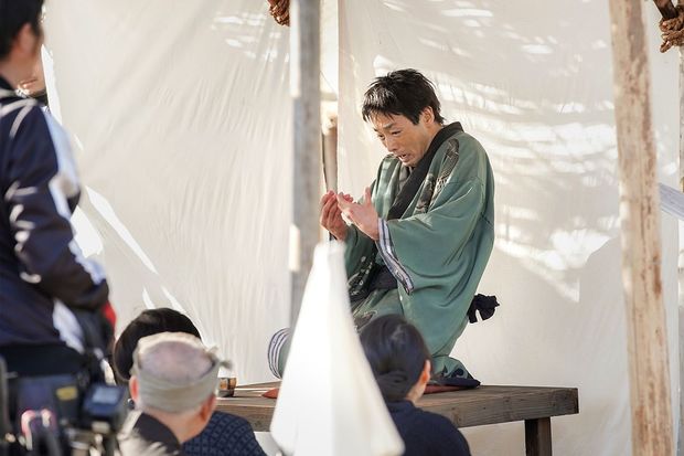 若き日の古今亭志ん生を演じる森山未來